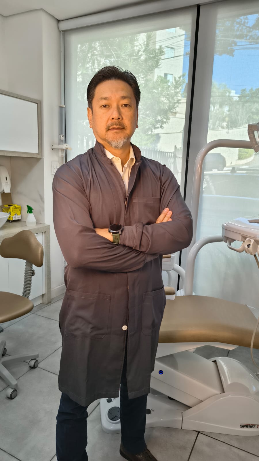 Dr. Rogério Mitsudo em atendimento clínico